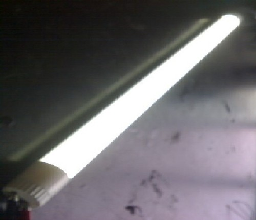LED燈管發光時.就如一般燈管.表面亮度均勻.光色柔和