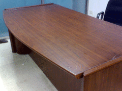 桌面是紅木色系.很漂亮.主管桌中的極品