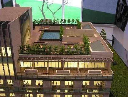 一座會自由升降的模型.空中花園與太陽能都表現出來