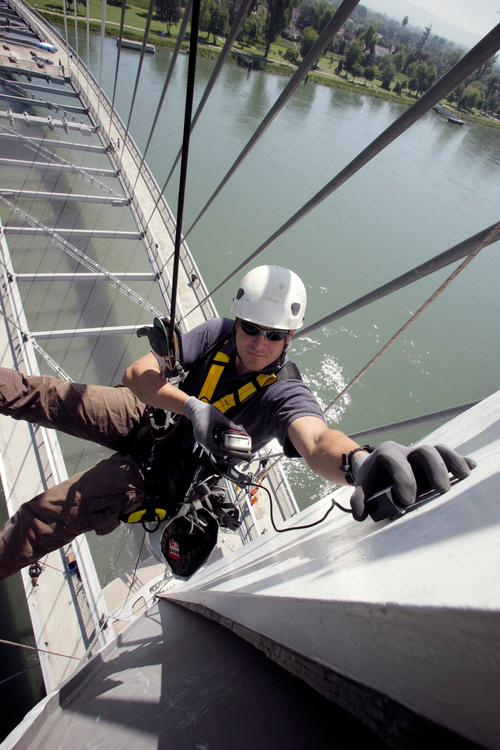 運用繩索技術於斜張橋上執行非破壞檢測！