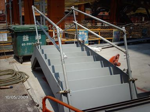 永久鋼樓梯使用C型夾固定施作.並於吊裝前施作護欄.