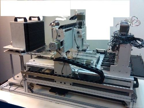 IC燒錄機台具備自動換TRAY盤功能，可側20盤，另有五組壓頭壓SOCKET