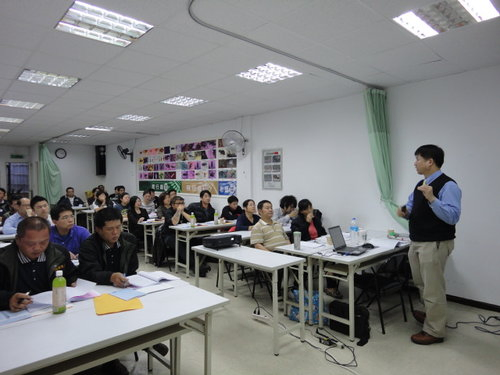 欣利-李先生在台北市病媒公會擔任講師上課情形