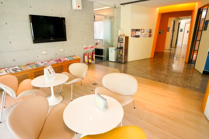 明亮開闊的候診區