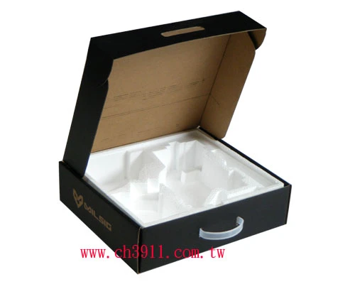 內層裱上一層瓦楞紙板，不需糊盒，利用結構的設計，增加承載重量。包裝盒本身可隨手提，不需要再使用手提袋。