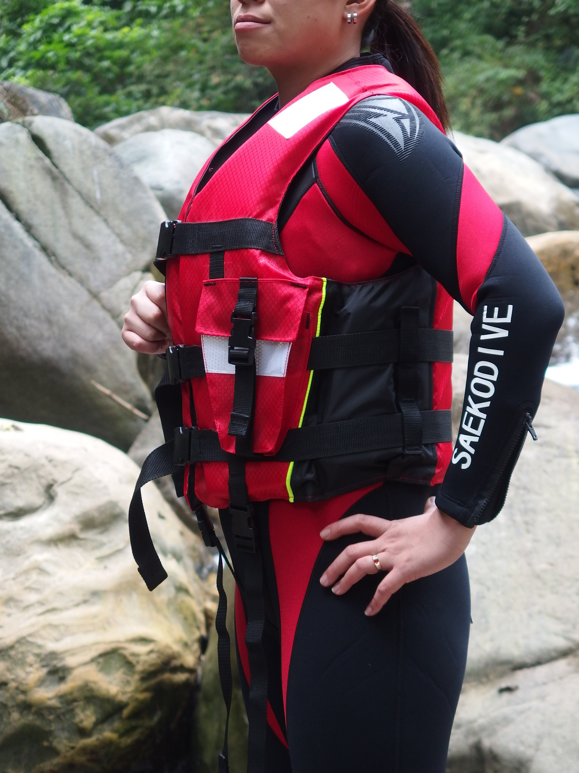 口袋2道封口設計，跳水不怕眼鏡掉出來