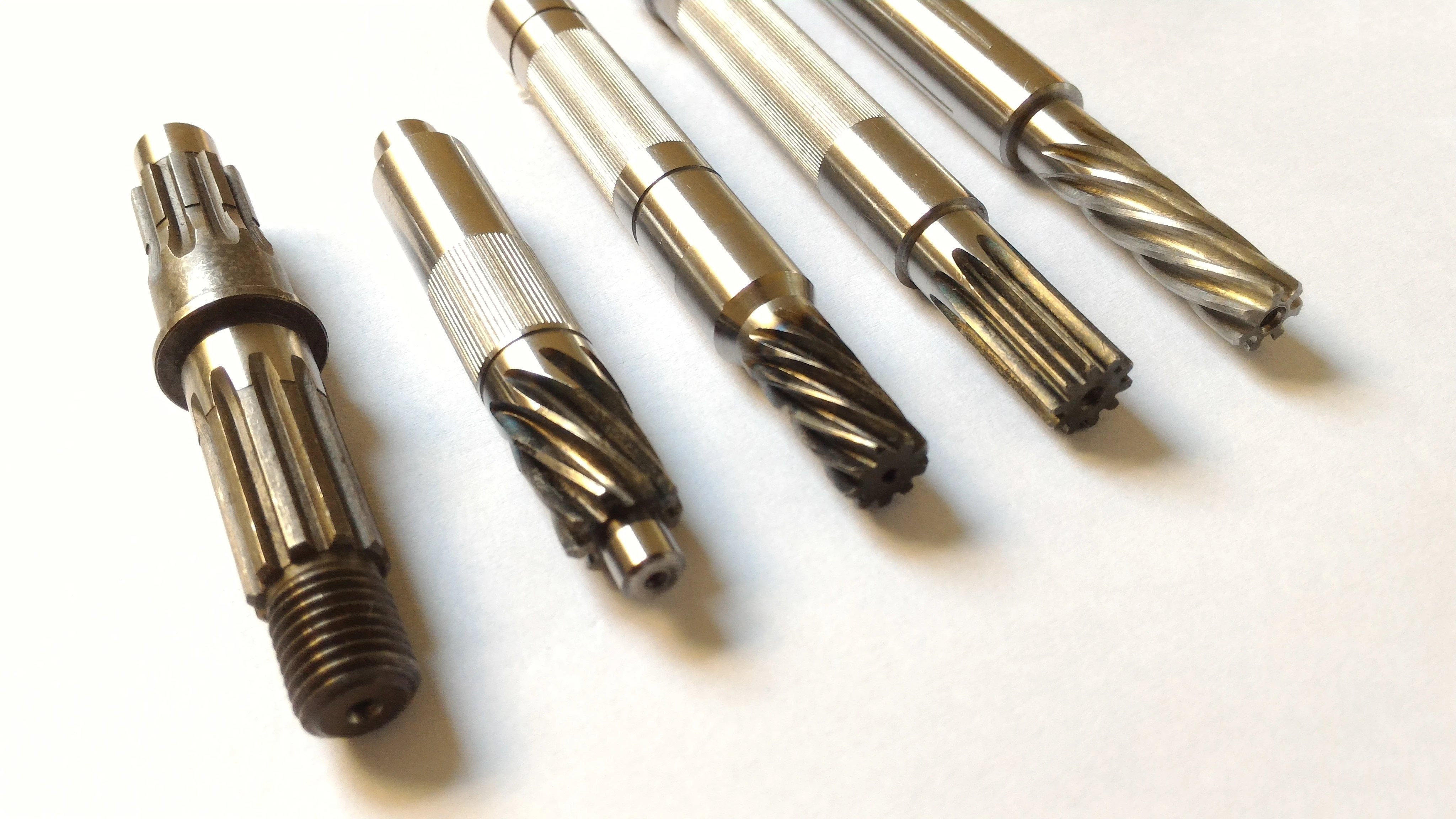 馬達軸心加工,CNC車床加工、外徑研磨加工、滾齒加工、高週波熱處理、滾牙滾花加工