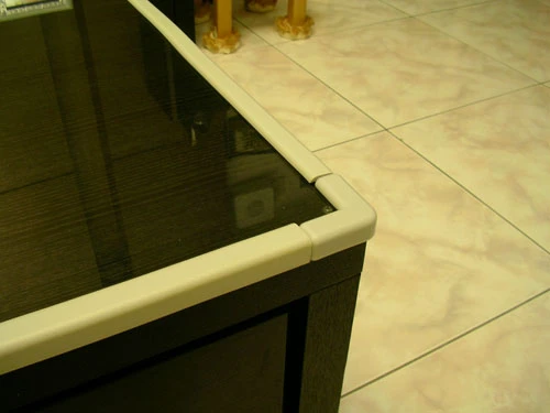 可搭配安全防護條使用,防範效果更佳。