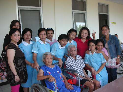 印尼仲介公司在印尼所開設之老人療養院,專為訓練至台灣,香港,新加坡,馬來西亞...等國的女傭,使其女傭無論到哪個國家,都可得心應手的照顧老人家,