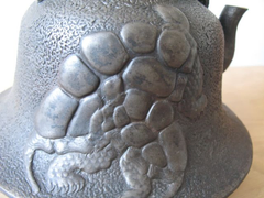 大海龜紋鐵瓶