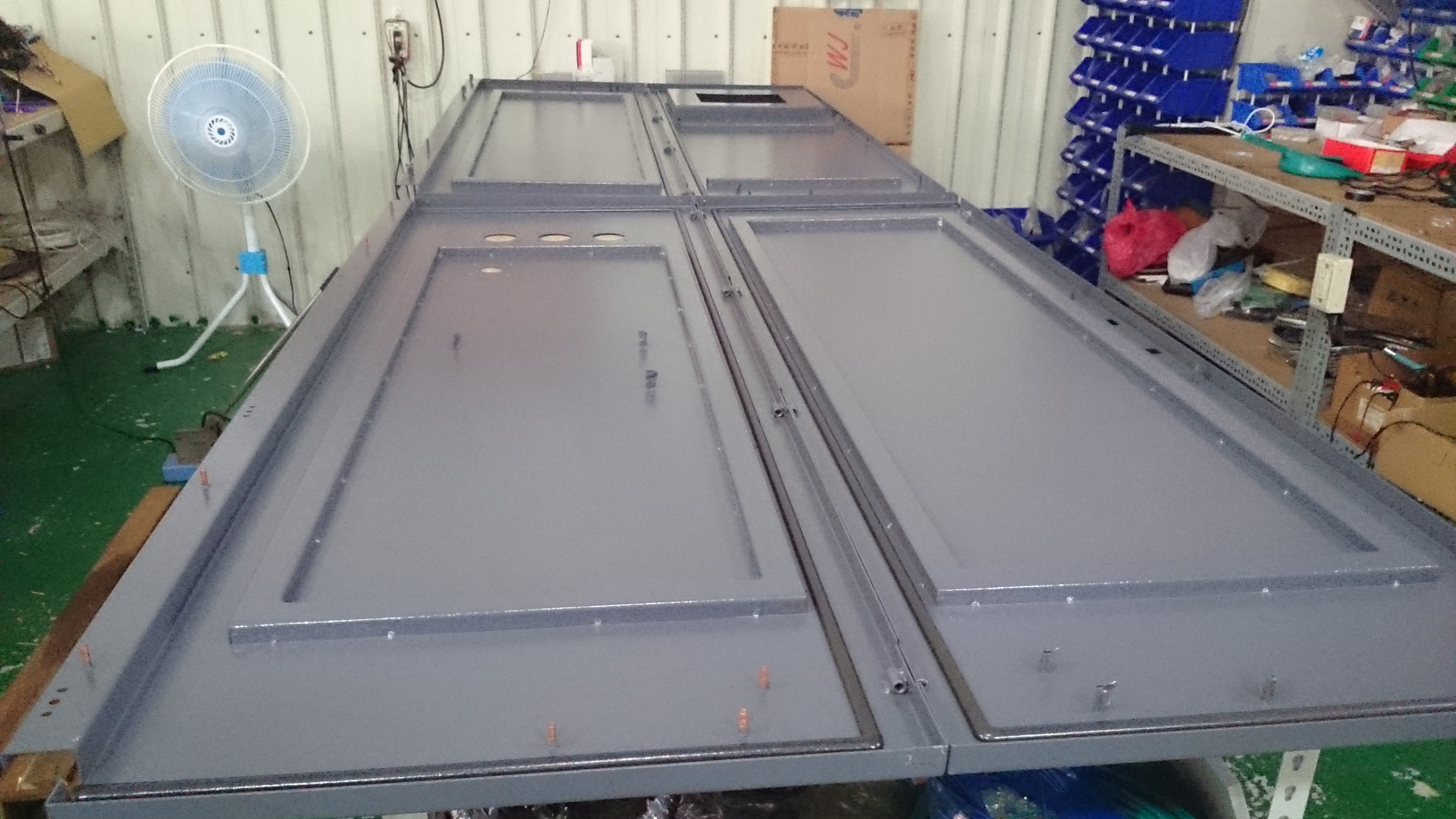 依圖面電控箱邊條塗膠