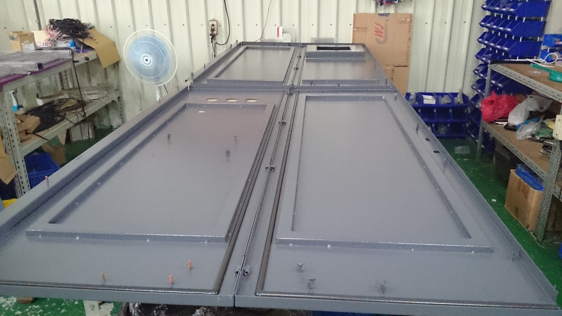 依圖面電控箱邊條塗膠