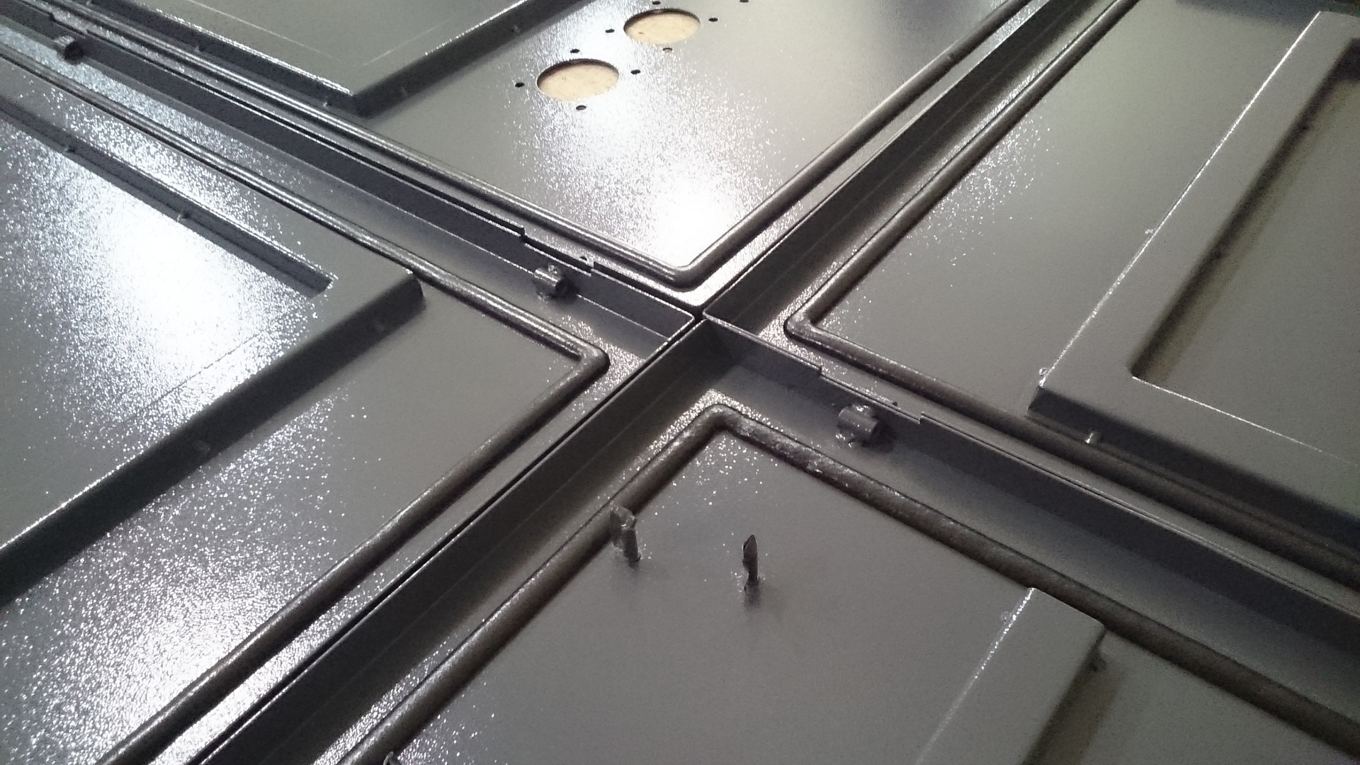 依圖面電控箱邊條塗膠