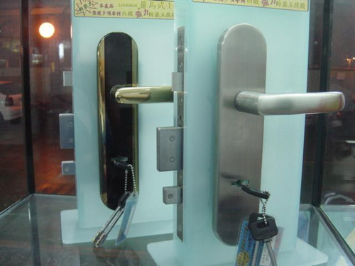 大吉鎖行(24小時開鎖店29123495)代理台灣製造品質優良五段不锈鋼內開銅門鎖