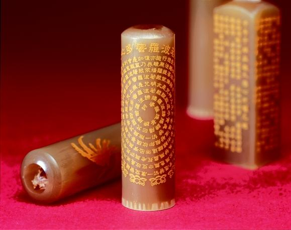 如意牛角臍帶印鑑-天然材質，如玉般色澤自然優美，質地堅實，適合篆刻製成各式印鑑，製作成臍帶開運章更是實用也是招財吉祥物。