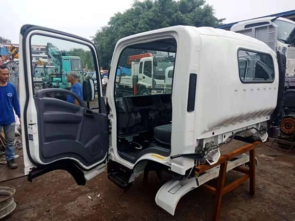 車頭賣買更換安裝中古換車頭,駕駛台殺肉場-鴻新汽車保修廠