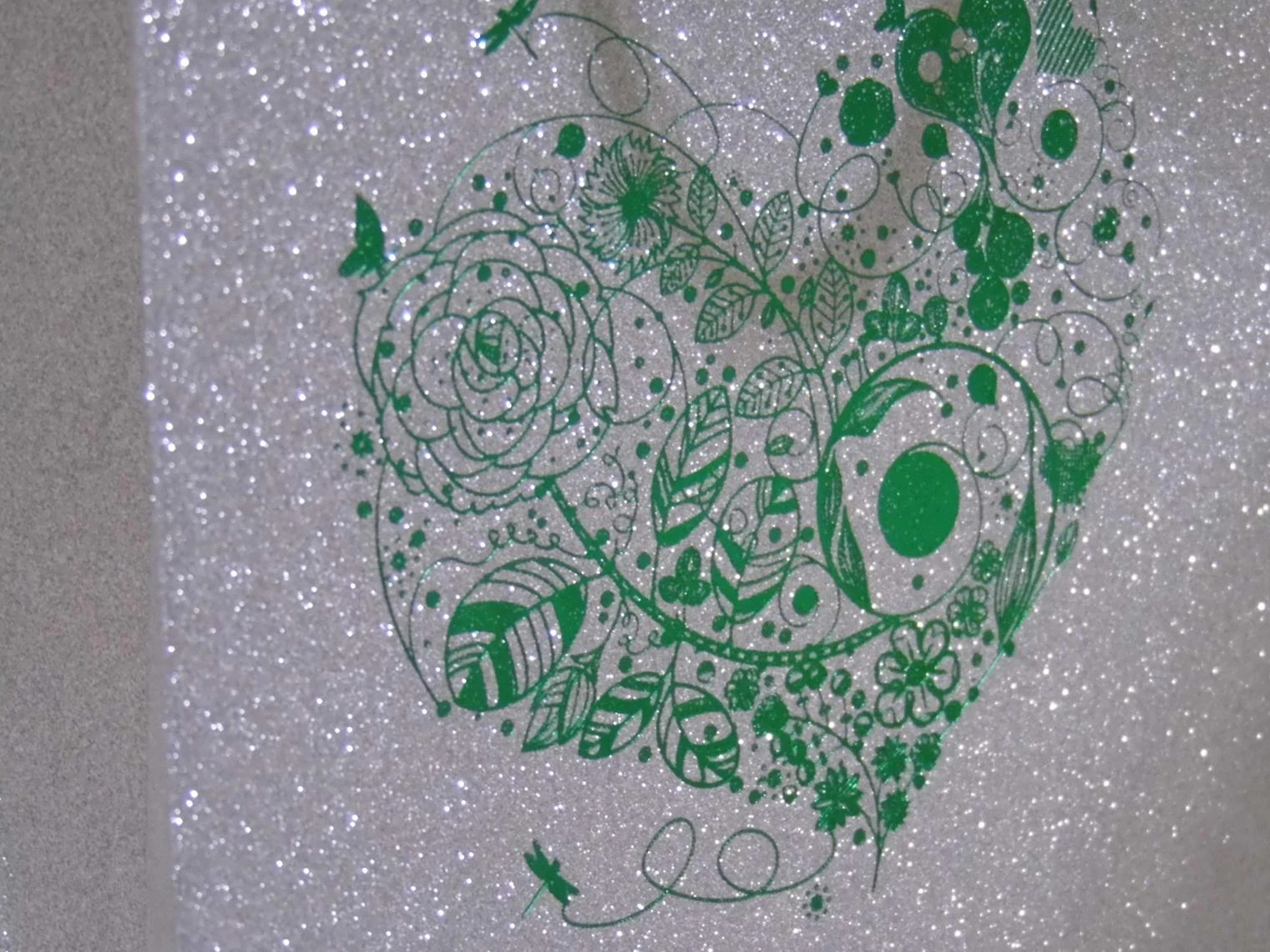 具有閃閃發光的特性