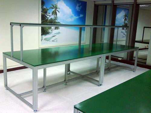 鋁擠型工作桌:鋁擠型多層設計,適合移動物品放置與加工,多層設計 達到置物量多,不佔空間,鋁擠型外觀美質感佳,襯托出物件價值觀.