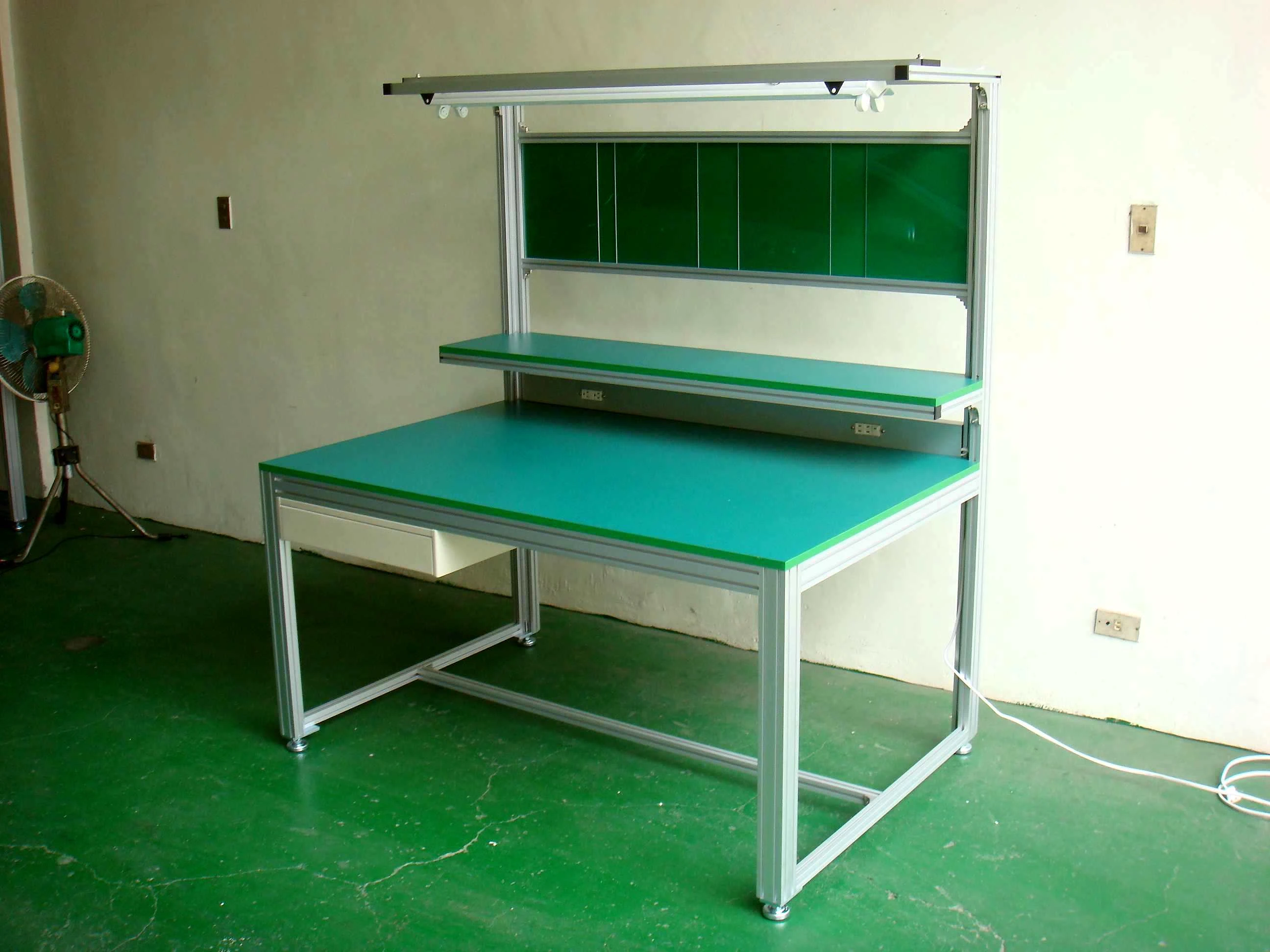 鋁擠型工作桌:鋁擠型多層設計,適合移動物品放置與加工,多層設計 達到置物量多,不佔空間,鋁擠型外觀美質感佳,襯托出物件價值觀.