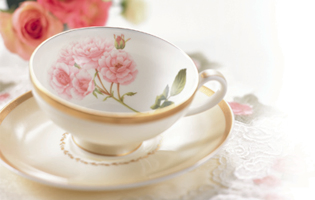 店內有各式瓷器，歡迎來店參觀