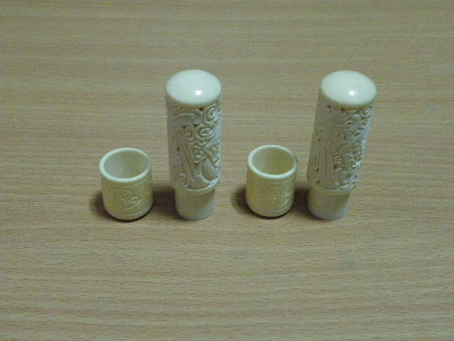 珍珠牙龍鳳對章樣式...外表雕刻龍鳳相當精細..