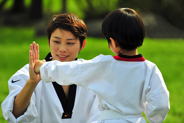 盈盈設計影像 鐵牛運功散人物廣告攝影 設計 印刷