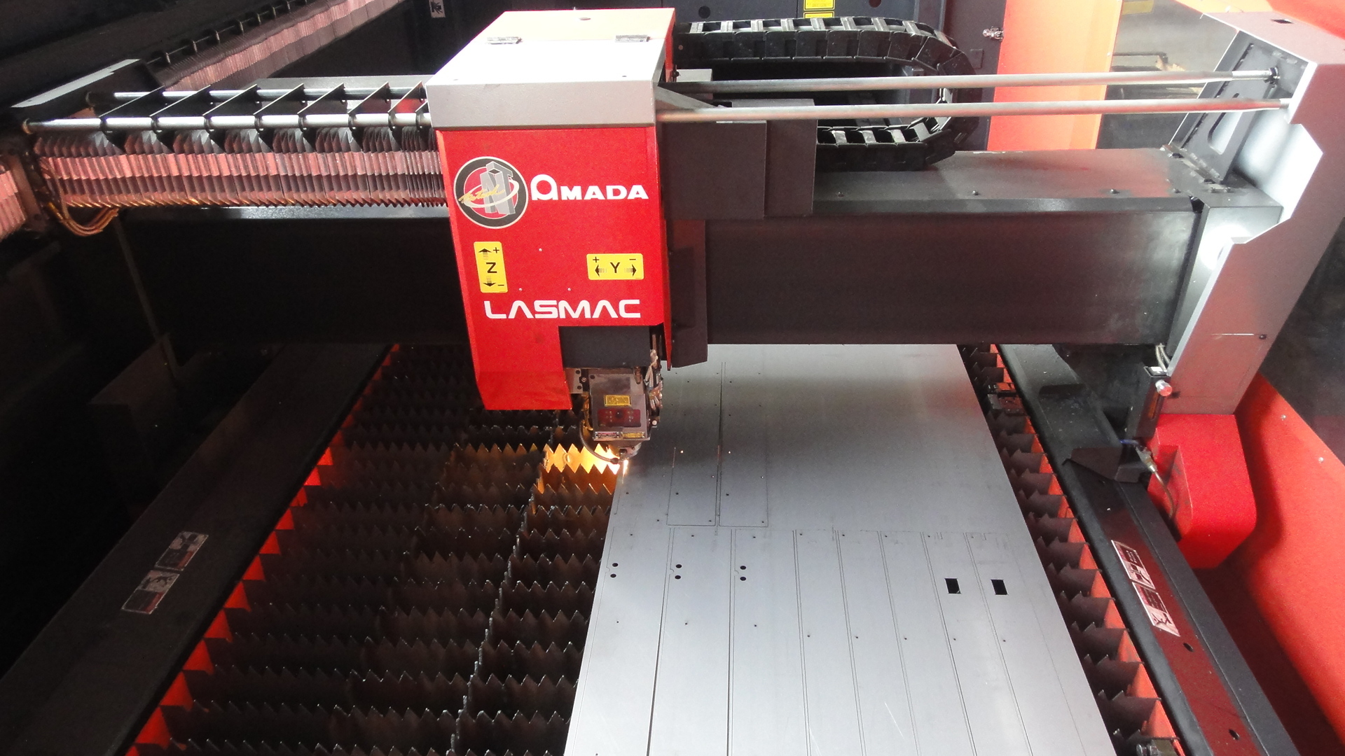 設備介紹> 雙檯面雷射切割機