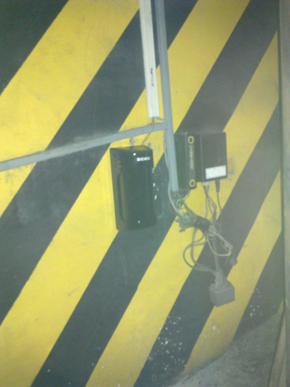 捲門紅外線防壓裝置