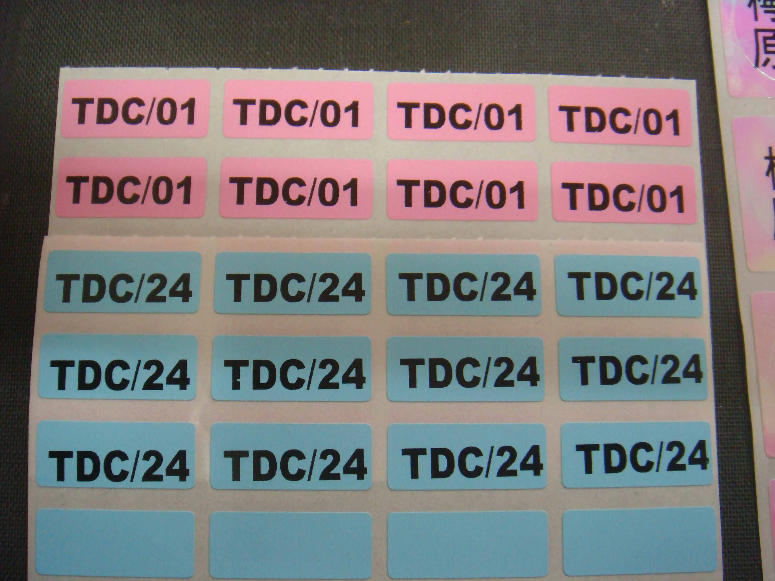 有底色貼高貴不貴唷^^