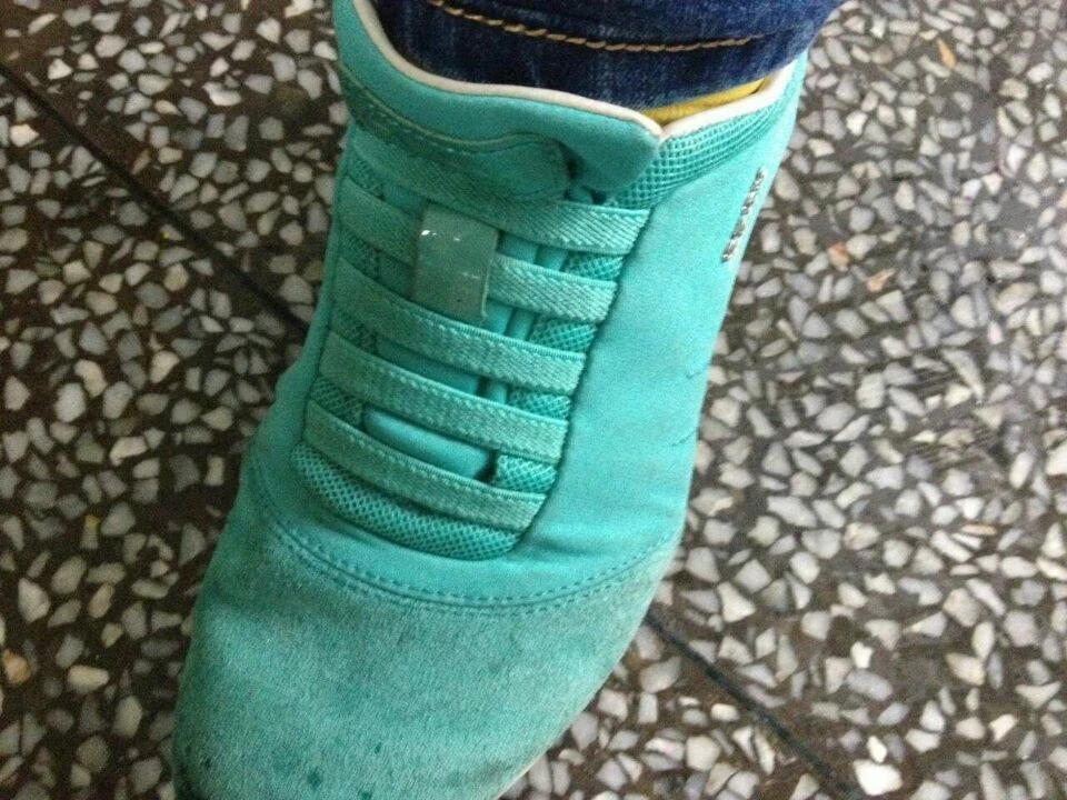 烙印裁切後的鬆緊帶,用於此鞋款