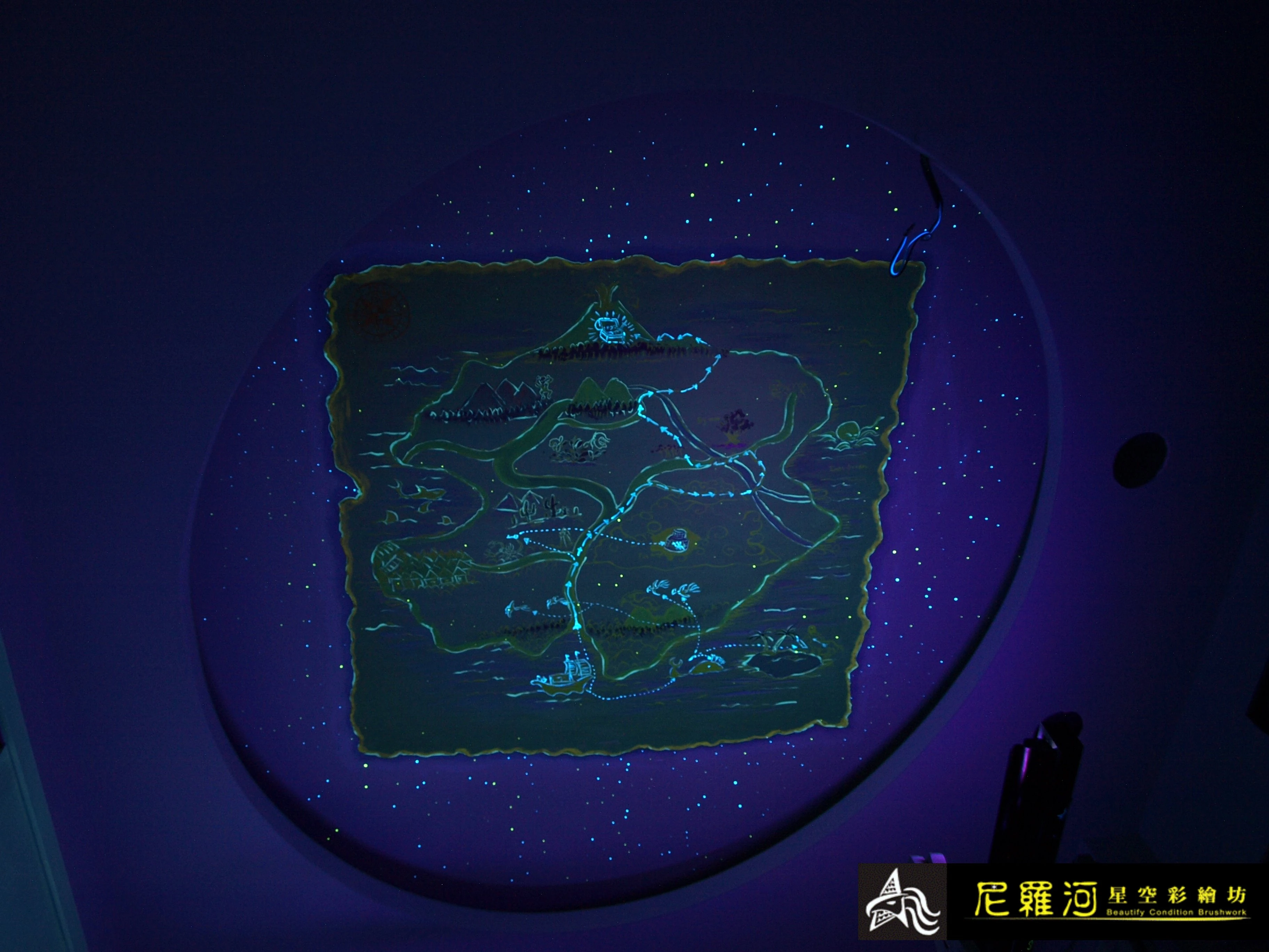 小朋友房間天花板的神奇雙效感光壁畫