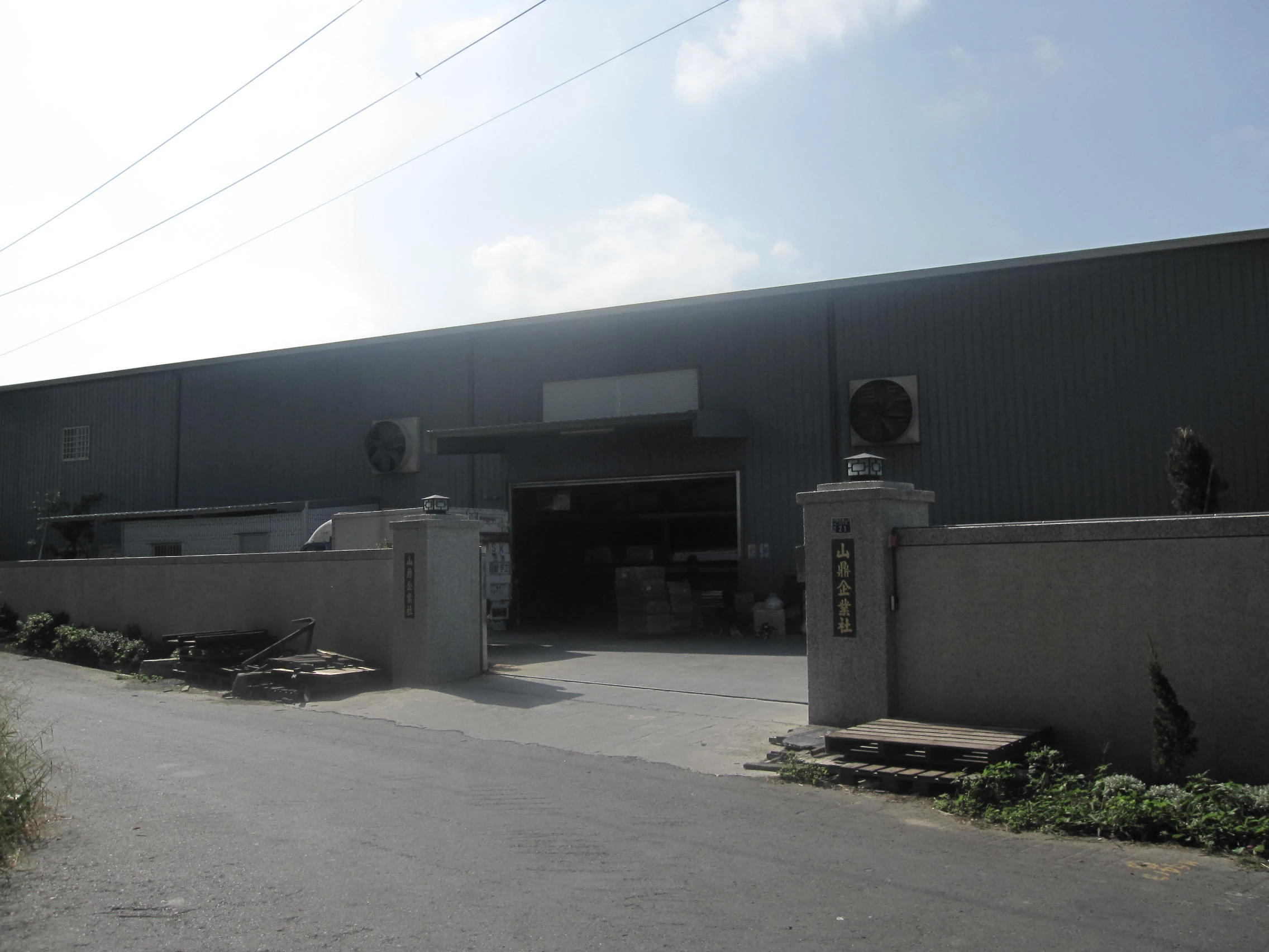 專業從事自動研磨拋光、手工研磨拋光、各種五金拉絲研磨拋光加工、代客電鍍陽極處理的企業