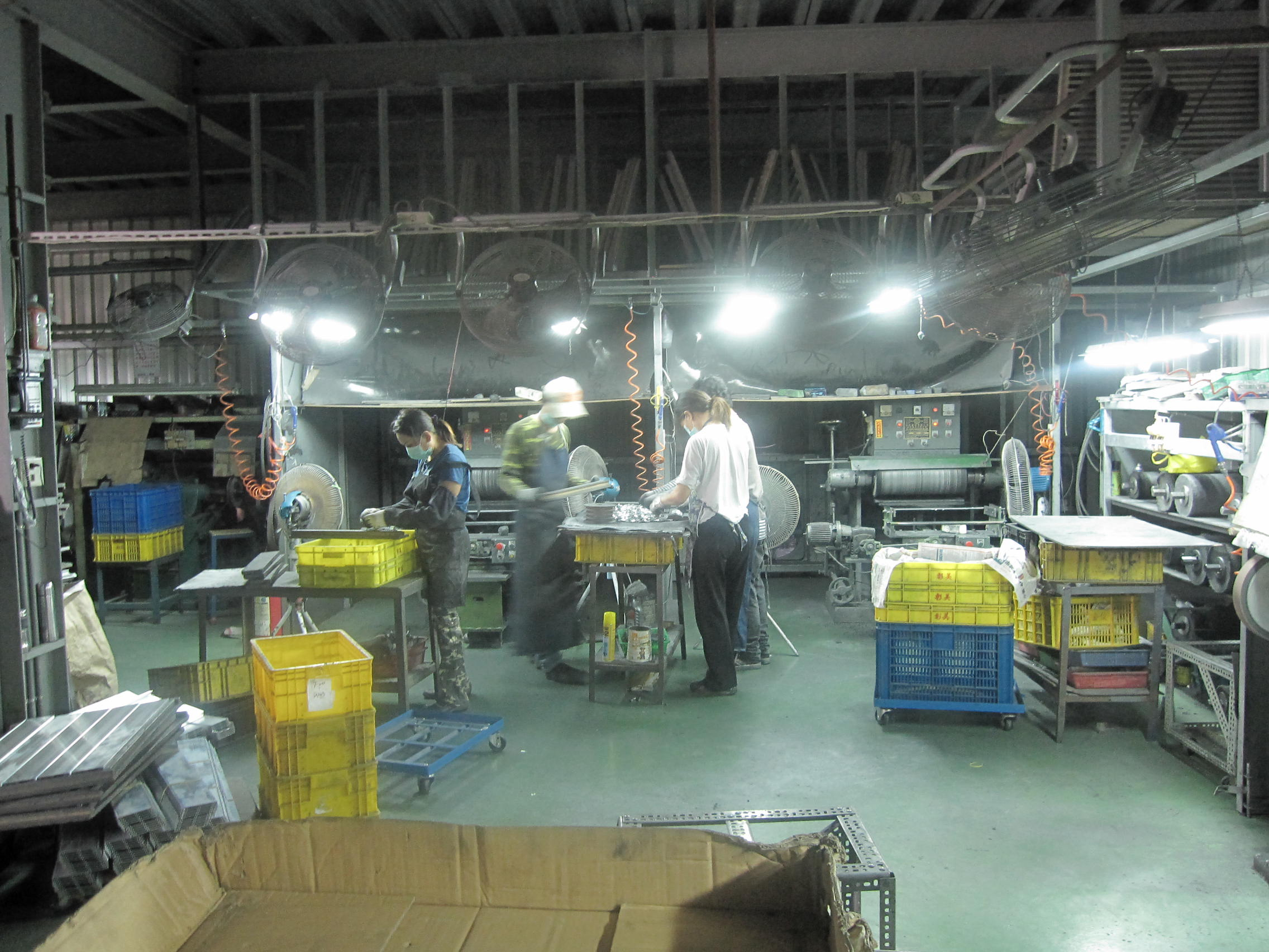 專業從事自動研磨拋光、手工研磨拋光、各種五金拉絲研磨拋光加工、代客電鍍陽極處理的企業