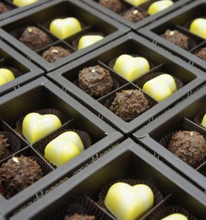 上排:「百」香芒果---百年好合//下排:花「生」松露---早生貴子