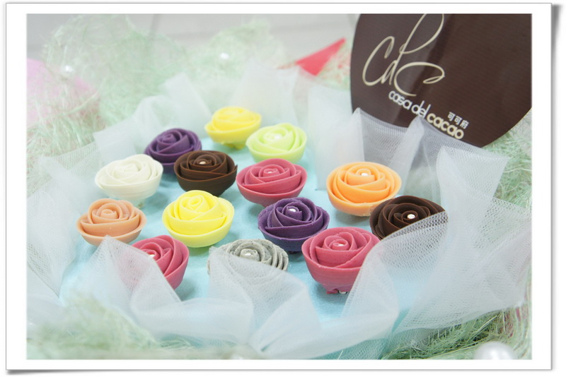 花束上面的玫瑰花都是巧克力唷!是可以食用的,不同的顏色,同味都不相同