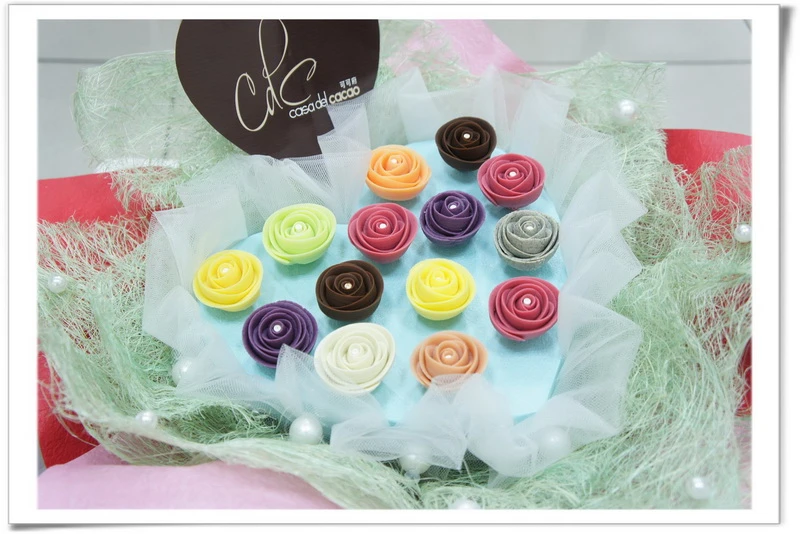 使用進口果泥與巧克力混合製作而成,冷藏口感像牛奶糖,Q軟中帶濃濃果香,冷凍如冰淇淋,口感綿密香濃入口即化,玫瑰花共有12個口味。