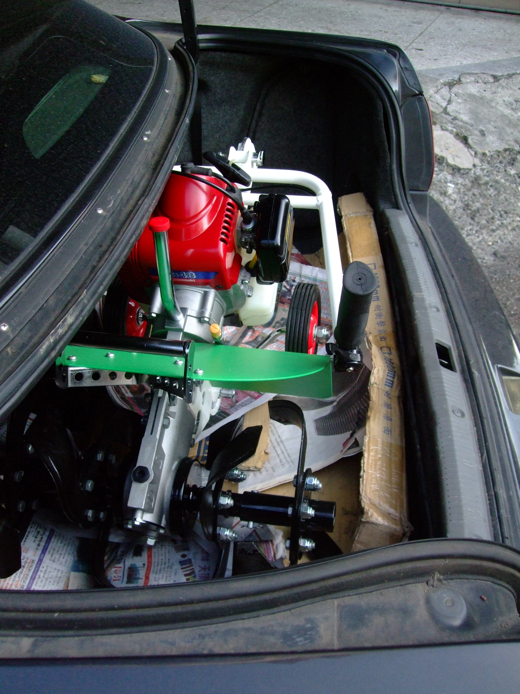 耕耘機置入轎車後行李箱