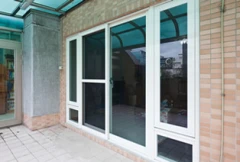 鋁門窗框，而玻璃的防曬隔熱部分，則是選擇5+3mm的Low-E膠合玻璃，不僅隔音佳，也具有相當好的防曬效果。