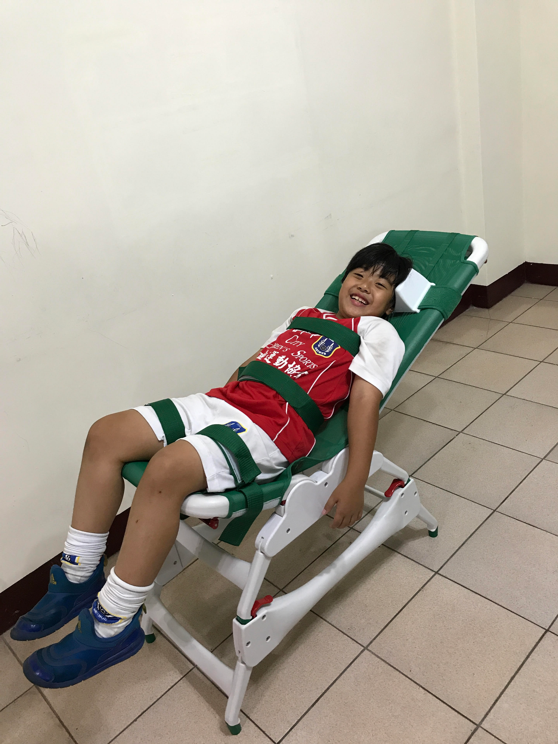 洗澡椅示範者身高為127cm