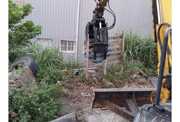 怪手夾子拆除垃圾樹枝