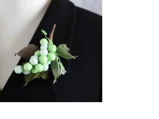 品名：葡萄  BR 001-1 顏色：淡綠+黃綠色 尺寸：L:11cm W:8.5cm H:3.5cm 重量：6 g 材質：羅幔絹.單絹 胸花佩帶在肩膀下15公