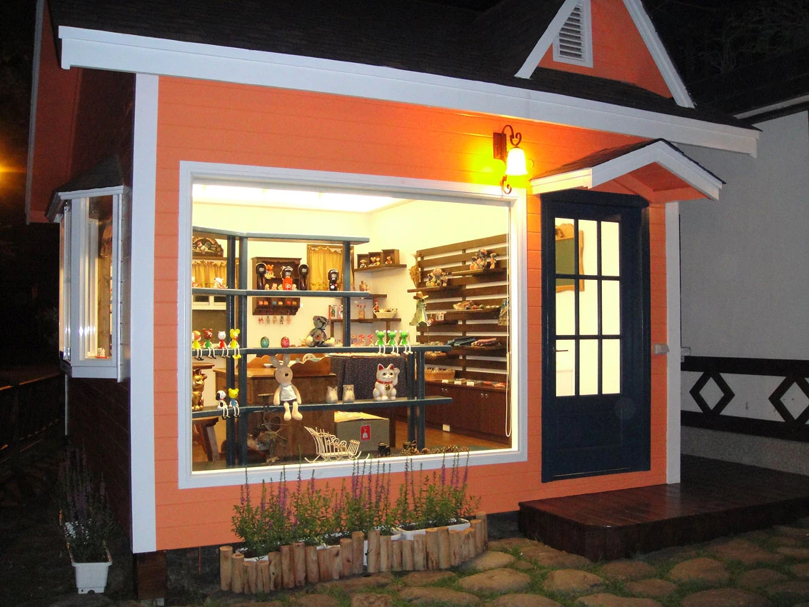 以最自然素雅的方式造景，同時融合歐式浪漫木屋，在南庄建立品味獨特、優質的咖啡民宿