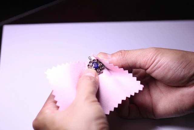 拭銀布直接來回擦拭於銀飾輕微氧化處.....