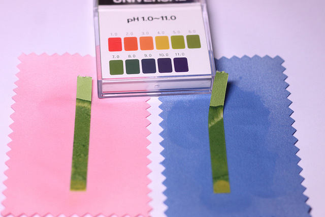 試紙測試在5秒內顯示約在 PH~ 7 (安全範圍)