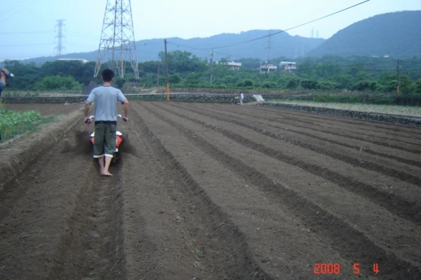 850 中耕機開溝培土作業