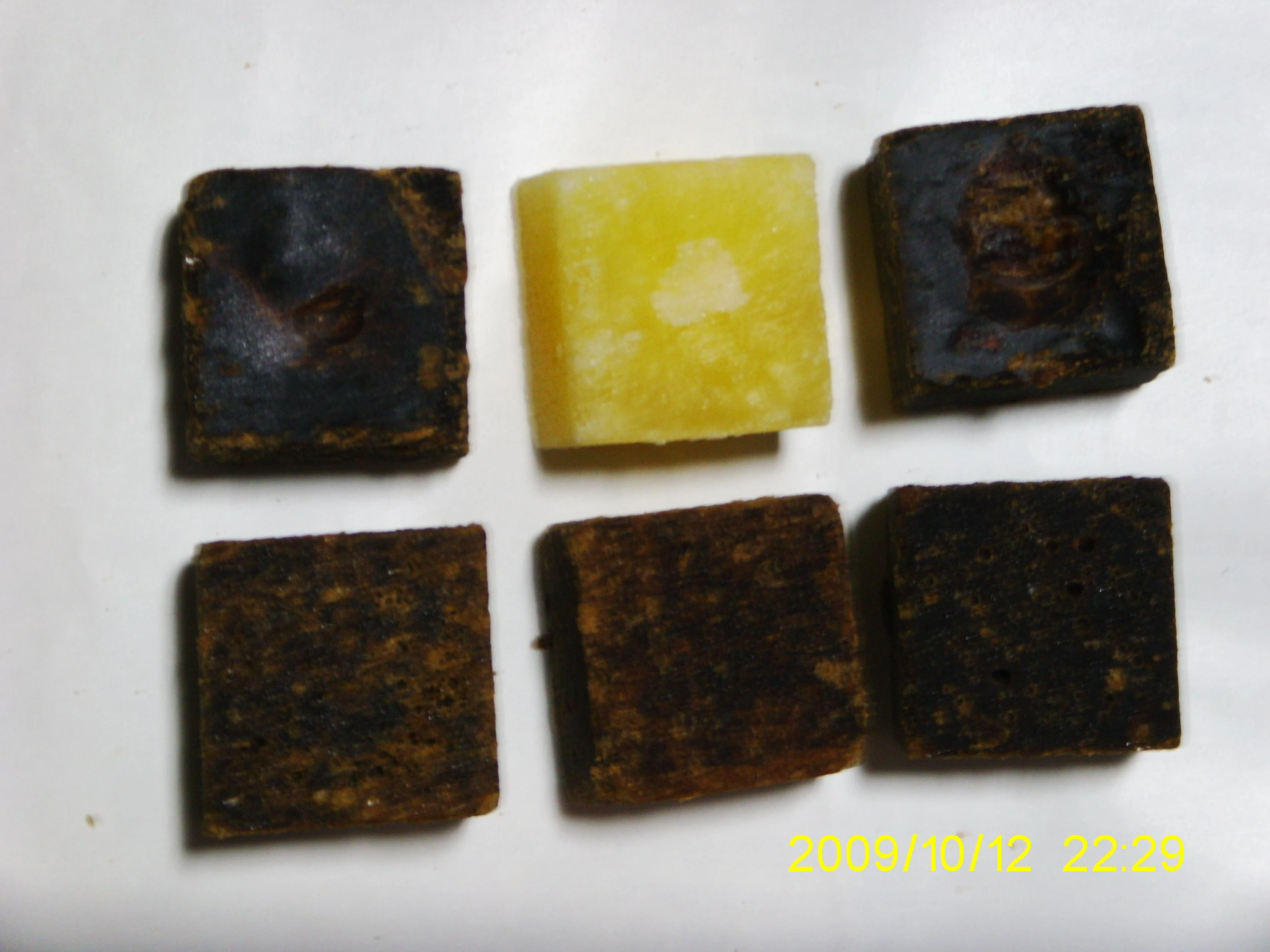 紅棗.桂圓.枸杞.薑母黑糖養生塊:選用上等老薑,龍眼、珊瑚草、加上天然的紅棗,桂圓又名龍眼。經常熬夜的朋友及愛美的朋友多飲用。