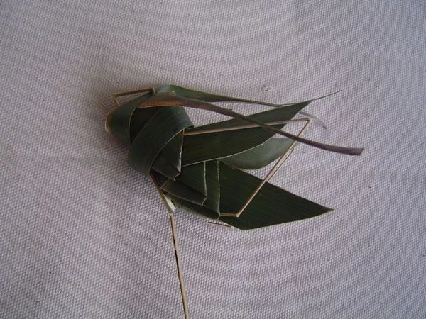 利用椰子葉編織出可愛的造型如蚱蜢、魚等，造型可愛生動，令您憶往如昔。