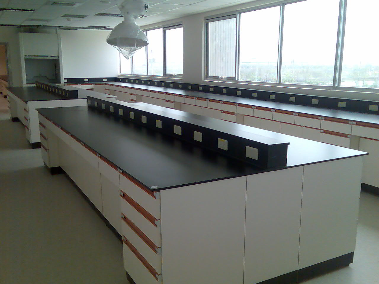 中央實驗桌,靠邊實驗桌,排氣櫃(排煙櫃),藥品櫃,抽氣罩,無塵無菌操作台,水洗滌塔,天平桌,洗眼器,活性碳過濾箱,廢氣處理,氣體管路,懸吊鋼製實驗桌,藥品櫃,生