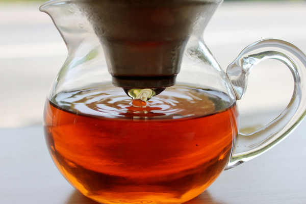 老茶茶湯，透亮琥珀紅