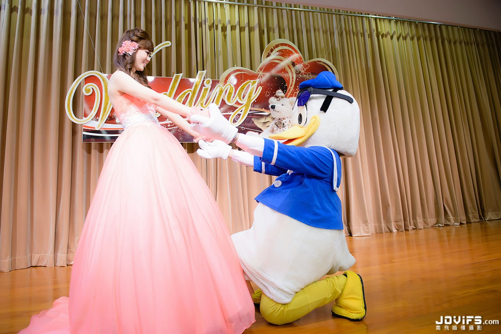 是什麼情形?讓美人與唐老鴨相戀!!